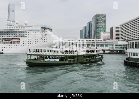 Star Ferry met sur la jetée dans le port de Bari Banque D'Images