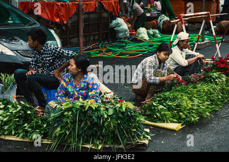 Vendeur de rue, vente de gâteau de légumes en Chine Ville Yangon Myanmar Ragoon Banque D'Images