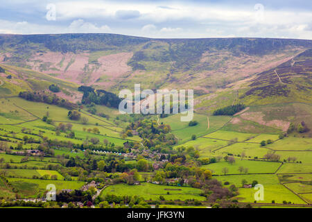 Edale village avec Kinder Scout au-delà du Peak District, Derbyshire, Angleterre, RU Banque D'Images