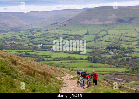 Un groupe de cyclistes de montagne montée vers le grand Ridge entre Mam Tor et perdre colline de la vallée de Edale dans le Peak District, Derbyshire, Angleterre, RU Banque D'Images