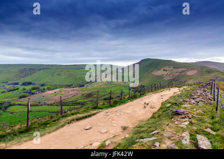 Recherche le long de la grande crête en direction Mam Tor dans le Peak District, Derbyshire, Angleterre, RU Banque D'Images