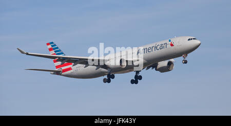American Airlines Airbus A330 N272AY en approche finale à l'aéroport de Londres Heathrow LHR Banque D'Images