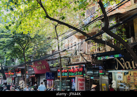 Street lane à Hanoi avec beaucoup de ville vit Banque D'Images