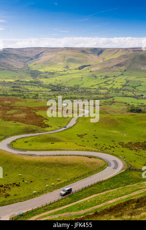 L'extrémité ouest de la vallée de Edale et Kinder Scout de le sommet de Mam Tor dans le Peak District, Derbyshire, Angleterre, RU Banque D'Images