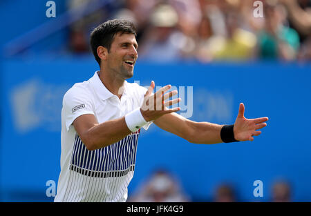 Novak Djokovic la Serbie célèbre après avoir gagné contre la France Gaël Monfils dans la finale du simple masculin pendant jour 9 de l'AEGON International, à Eastbourne, Devonshire Park. Banque D'Images