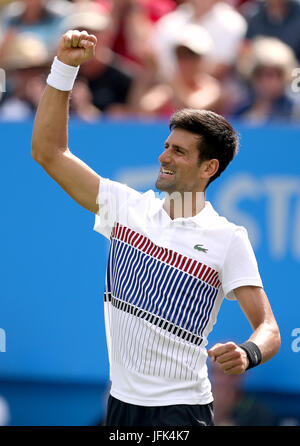 De la Serbie de Novak Djokovic célèbre après avoir gagné contre la France Gaël Monfils dans la finale du simple masculin pendant jour 9 de l'AEGON International, à Eastbourne, Devonshire Park. Banque D'Images