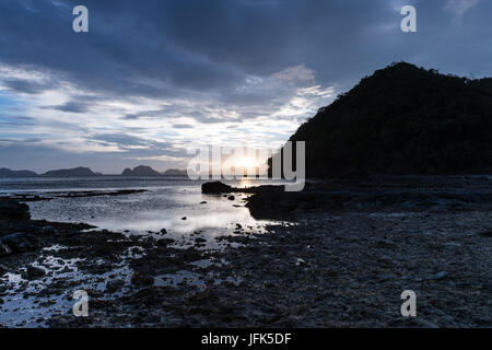 EL NIDO, Palawan, Philippines - Le 29 mars 2017 : photo horizontale d'incroyable coucher du Soleil à Las Cabanas Beach. Banque D'Images