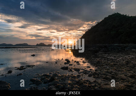 EL NIDO, Palawan, Philippines - Le 29 mars 2017 : photo horizontale d'incroyable coucher du Soleil à Las Cabanas Beach. Banque D'Images