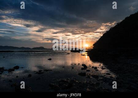 EL NIDO, Palawan, Philippines - Le 29 mars 2017 : photo horizontale d'incroyable coucher du Soleil à Las Cabanas Beach. Banque D'Images