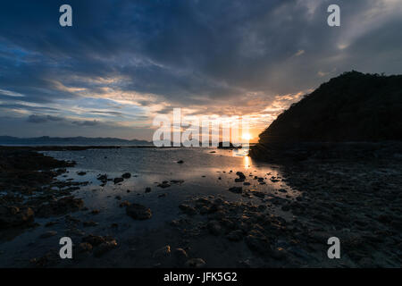 EL NIDO, Palawan, Philippines - Le 29 mars 2017 : photo horizontale d'incroyable coucher du Soleil à Las Cabanas Beach. Banque D'Images