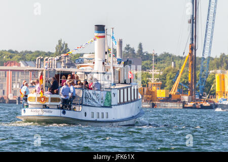 KIEL / ALLEMAGNE - 20 juin 2017 : german passenger ship Kieler Sprotte durs grâce à l'eau à l'activité publique Kieler Woche. Banque D'Images