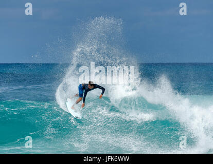 Surfer des vagues de coupe. Oahu, Hawaii Banque D'Images