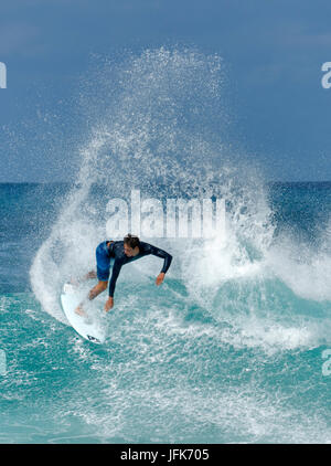 Surfer des vagues de coupe. Oahu, Hawaii Banque D'Images