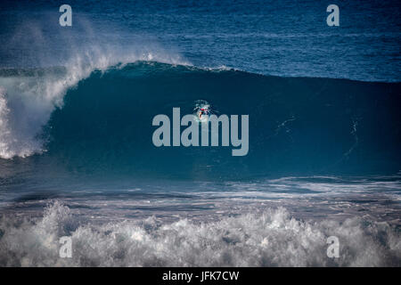 Surfer en plongée à Hookaipa wave Beach. Maui, Hawaii Banque D'Images