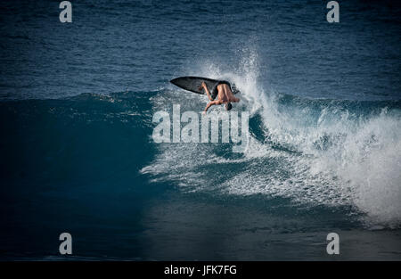 Surfer à Hookaipa Beach. Maui, Hawaii Banque D'Images