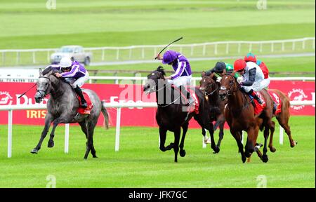 Monté par Seamie Heffernan Capri (gauche) avant de remporter le derby irlandais Dubai Duty Free pendant deux jours de la Dubai Duty Free Derby irlandais Festival au Curragh Hippodrome,. Banque D'Images