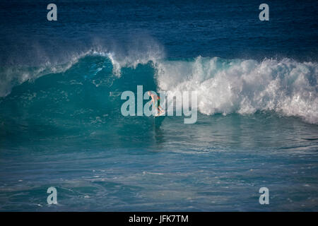 Surfer à Hookaipa Beach. Maui, Hawaii Banque D'Images