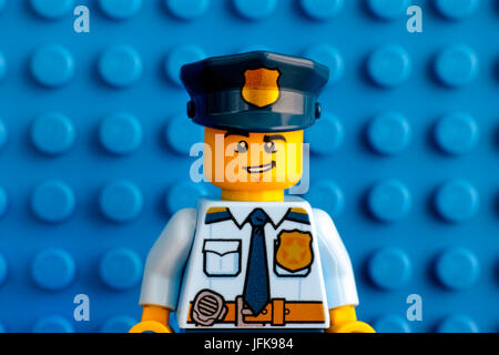 Tambov, Fédération de Russie - Juin 03, 2017 Portrait de policier Lego playmobil - 5116 - moto avec plaque de base bleu arrière-plan. Studio shot. Banque D'Images