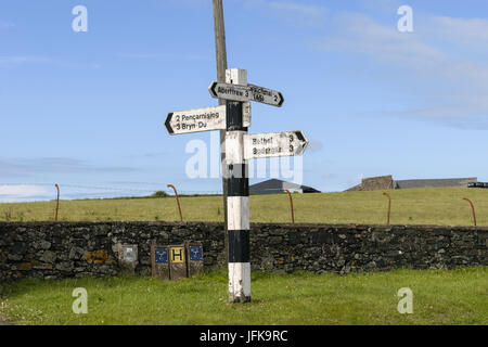 Vieux panneau en bois sur Anglesey, au nord du Pays de Galles Banque D'Images