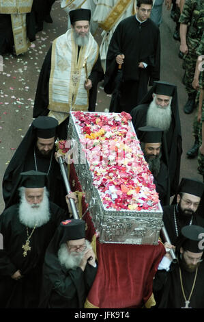 Les Archevêques orthodoxe grec transportant les reliques de Saint Jean le russe. 27 mai 2005 - Prokopi, Eubée, Grèce Banque D'Images