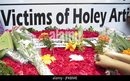 1 juillet 2017 - Dhaka, Bangladesh - 01 juillet 2017- Dhaka, Bangladesh ''"en deuil, y compris les politiciens et les diplomates étrangers, se sont rassemblés sur la scène de l'Holey massacre Artisan pour rendre hommage aux 22 victimes de la pire attaque terroriste sur son premier anniversaire le 01 juillet, 2017, Dhaka, Bangladesh une attaque terroriste par les membres du groupe militant local moudjahidin Jamautul à un restaurant populaire à Dhaka le 01 juillet 2016, 20 otages gauche morts et plusieurs blessés. Commandos militaires tué six hommes armés et secouru 13 otages au cours de l'attaque. Dhaka Holey restaurant était rel Banque D'Images