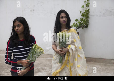 1 juillet 2017 - Dhaka, Bangladesh - 01 juillet 2017- Dhaka, Bangladesh ''"en deuil, y compris les politiciens et les diplomates étrangers, se sont rassemblés sur la scène de l'Holey massacre Artisan pour rendre hommage aux 22 victimes de la pire attaque terroriste sur son premier anniversaire le 01 juillet, 2017, Dhaka, Bangladesh une attaque terroriste par les membres du groupe militant local moudjahidin Jamautul à un restaurant populaire à Dhaka le 01 juillet 2016, 20 otages gauche morts et plusieurs blessés. Commandos militaires tué six hommes armés et secouru 13 otages au cours de l'attaque. Dhaka Holey restaurant était rel Banque D'Images