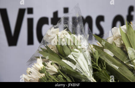 1 juillet 2017 - Dhaka, Bangladesh - 01 juillet 2017- Dhaka, Bangladesh ''"en deuil, y compris les politiciens et les diplomates étrangers, se sont rassemblés sur la scène de l'Holey massacre Artisan pour rendre hommage aux 22 victimes de la pire attaque terroriste sur son premier anniversaire le 01 juillet, 2017, Dhaka, Bangladesh une attaque terroriste par les membres du groupe militant local moudjahidin Jamautul à un restaurant populaire à Dhaka le 01 juillet 2016, 20 otages gauche morts et plusieurs blessés. Commandos militaires tué six hommes armés et secouru 13 otages au cours de l'attaque. Dhaka Holey restaurant était rel Banque D'Images