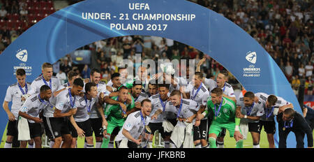 Cracovie, Pologne. 30 Juin, 2017. Joueurs allemands sur le podium célébrant la victoire après le championnat d'Europe U21 dernier match entre l'Espagne et l'Allemagne à la Cracovia stadium à Cracovie, Pologne, 30 juin 2017. Photo : Jan Woitas/dpa-Zentralbild/dpa/Alamy Live News Banque D'Images