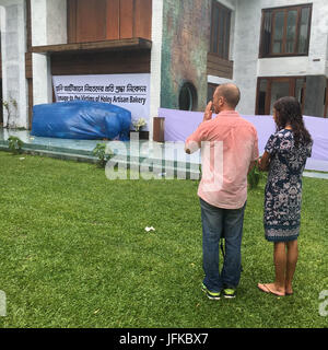 Dhaka, Bangladesh. 1er juillet 2017. Juillet 01, 2017- Dhaka, Bangladesh ''"en deuil, y compris les politiciens et les diplomates étrangers, se sont rassemblés sur la scène de l'Holey massacre Artisan pour rendre hommage aux 22 victimes de la pire attaque terroriste sur son premier anniversaire le 01 juillet, 2017, Dhaka, Bangladesh une attaque terroriste par les membres du groupe militant local moudjahidin Jamautul à un restaurant populaire à Dhaka le 01 juillet 2016, 20 otages gauche morts et plusieurs blessés. Commandos militaires tué six hommes armés et secouru 13 otages au cours de l'attaque. Dhaka Holey restaurant était re Banque D'Images