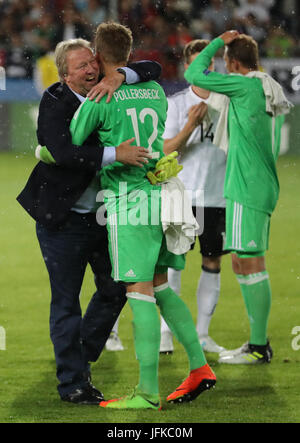 Cracovie, Pologne. 30 Juin, 2017. Allemagne gardien Julian Pollersbeck (C) embrassé par DFB Horst Hrubesch directeur sportif (L) après le championnat d'Europe U21 dernier match entre l'Espagne et l'Allemagne à la Cracovia stadium à Cracovie, Pologne, 30 juin 2017. Photo : Jan Woitas/dpa-Zentralbild/dpa/Alamy Live News Banque D'Images