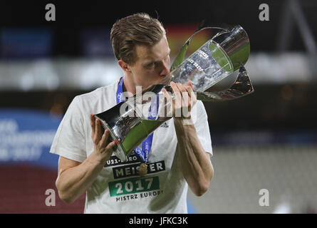 Cracovie, Pologne. 30 Juin, 2017. L'Allemagne Yannick Gerhardt embrasse le tasse après le championnat d'Europe U21 dernier match entre l'Espagne et l'Allemagne à la Cracovia stadium à Cracovie, Pologne, 30 juin 2017. Photo : Jan Woitas/dpa-Zentralbild/dpa/Alamy Live News Banque D'Images