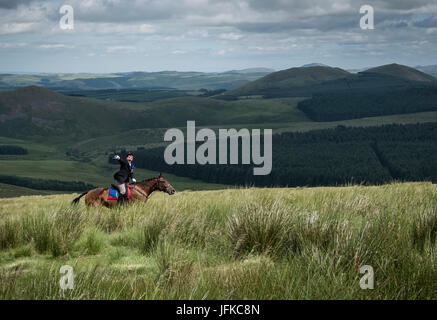 Jedburgh, Ecosse, Royaume-Uni. 01 juillet, 2017. Jed Callant Festival du Redeswire Rideout. Callant Brodie Irvine avec l'immortel cri de guerre Jetharts 'ici' suivi par M. Brian Marshall, Herald. L'Jethart Callant's Festival est organisé chaque année à la frontière écossaise's ville de Jedburgh pour commémorer la bataille historique entre les armées écossais et anglais, connu sous le nom de Raid, Redeswire en 1575. La rencontre 1575 est souvent cité comme la dernière bataille entre les deux armées, et est immortalisée dans le poème de Sir Walter Scott "Le raid des Redeswire'. Crédit : Rob Gray/Alamy Live News Banque D'Images