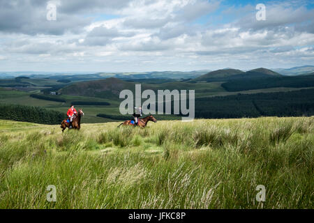 Jedburgh, Ecosse, Royaume-Uni. 01 juillet, 2017. Jed Callant Festival du Redeswire Rideout. Callant Brodie Irvine avec l'immortel cri de guerre Jetharts "ici" l'Jethart Callant's Festival est organisé chaque année à la frontière écossaise's ville de Jedburgh pour commémorer la bataille historique entre les armées écossais et anglais, connu sous le nom de Raid, Redeswire en 1575. La rencontre 1575 est souvent cité comme la dernière bataille entre les deux armées, et est immortalisée dans le poème de Sir Walter Scott "Le raid des Redeswire'. Crédit : Rob Gray/Alamy Live News Banque D'Images