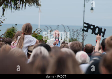 Hastings, Royaume-Uni. 1er juillet 2017. Jeremy Corbyn, chef du Parti du Travail est titulaire d'un rassemblement politique à Hastings pour remercier ses partisans. Deux mille personnes sont venues l'entendre parler à ce siège disputé. Ministre de l'intérieur conservateur tenue Ambre Rudd sur Hastings par seulement 346 voix dans l'élection 2017. Credit : Oliver Tookey/Alamy Live News Banque D'Images