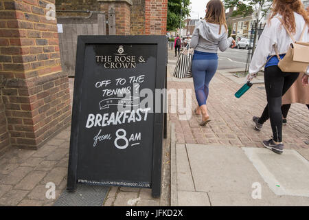 Wimbledon, Londres, Royaume-Uni. 1er juillet 2017. Magasins, restaurants et bars décorer leurs fenêtres avec tennis thèmes pour les deux semaines de la tennis championships qui commencent lundi 3 juillet. Credit : Malcolm Park/Alamy Live News. Banque D'Images