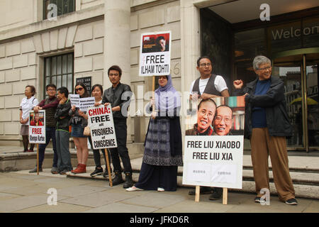 Londres, Royaume-Uni. 01 juillet, 2017. Londres, UK - 1 juillet 2017 : les partisans du mouvement parapluie organiser une manifestation à l'extérieur de l'ambassade de Chine le 1er juillet à Londres à l'occasion du 20e anniversaire de la rétrocession de Hong Kong. Le Royaume-Uni a rendu de nouveau à la Chine de Hong Kong le 1er juillet 1997, mettant fin à plus de 150 ans de domination coloniale. La ville a été autorisé à demeurer autonomes de la Chine continentale, en vertu d'une convention-cadre "un pays, deux systèmes". Un cadre des télécoms qui a été déclaré disparu à l'anniversaire. Edit Cr crédit : david mbiyu/Alamy Live News Banque D'Images