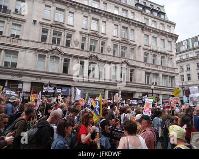 Londres, Royaume-Uni. 1er juillet 2017. Des milliers assister à pas un jour de plus rassemblement contre le gouvernement actuel au Royaume-Uni, Londres, UK Crédit : Nastia M/Alamy Live News Banque D'Images