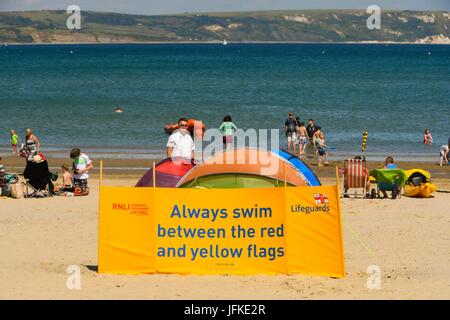 Weymouth, Dorset, UK. 1er juillet 2017. Météo Royaume-uni - sauveteurs RNLI natation sécuritaire signe sur la plage un jour de ciel bleu et soleil chaud à la station balnéaire de Weymouth, dans le Dorset. Crédit photo : Graham Hunt/Alamy Live News Banque D'Images