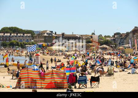 Weymouth, Dorset, UK. 1er juillet 2017. UK - baigneurs profiter d'une journée de ciel bleu et soleil chaud sur la plage à la station balnéaire de Weymouth, dans le Dorset. Crédit photo : Graham Hunt/Alamy Live News Banque D'Images