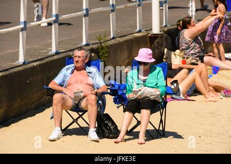 Weymouth, Dorset, UK. 1er juillet 2017. UK - baigneurs profiter d'une journée de ciel bleu et soleil chaud sur la plage à la station balnéaire de Weymouth, dans le Dorset. Crédit photo : Graham Hunt/Alamy Live News Banque D'Images