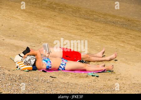 Weymouth, Dorset, UK. 1er juillet 2017. UK - baigneurs profiter d'une journée de ciel bleu et soleil chaud sur la plage à la station balnéaire de Weymouth, dans le Dorset. Crédit photo : Graham Hunt/Alamy Live News Banque D'Images