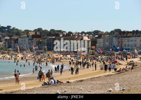 Weymouth, Dorset, UK. 1er juillet 2017. UK - baigneurs profiter d'une journée de ciel bleu et soleil chaud sur la plage à la station balnéaire de Weymouth, dans le Dorset. Crédit photo : Graham Hunt/Alamy Live News Banque D'Images