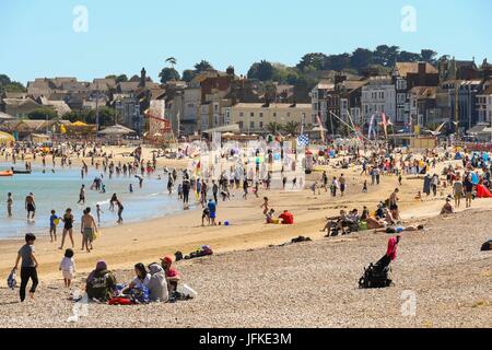 Weymouth, Dorset, UK. 1er juillet 2017. UK - baigneurs profiter d'une journée de ciel bleu et soleil chaud sur la plage à la station balnéaire de Weymouth, dans le Dorset. Crédit photo : Graham Hunt/Alamy Live News Banque D'Images