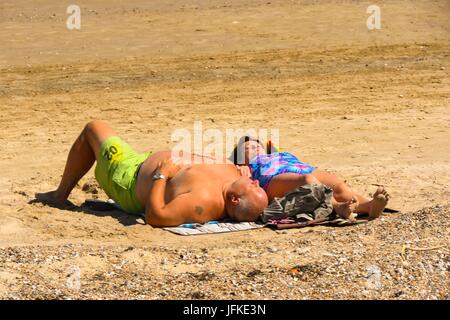 Weymouth, Dorset, UK. 1er juillet 2017. UK - baigneurs profiter d'une journée de ciel bleu et soleil chaud sur la plage à la station balnéaire de Weymouth, dans le Dorset. Crédit photo : Graham Hunt/Alamy Live News Banque D'Images