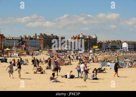 Weymouth, Dorset, UK. 1er juillet 2017. UK - baigneurs profiter d'une journée de ciel bleu et soleil chaud sur la plage à la station balnéaire de Weymouth, dans le Dorset. Crédit photo : Graham Hunt/Alamy Live News Banque D'Images