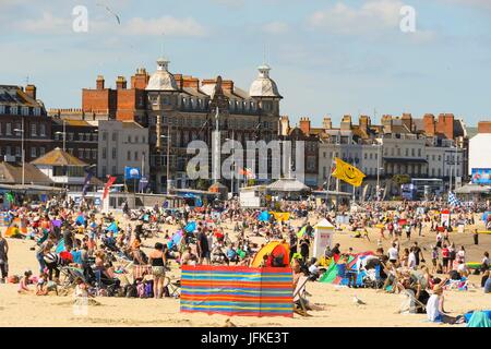 Weymouth, Dorset, UK. 1er juillet 2017. UK - baigneurs profiter d'une journée de ciel bleu et soleil chaud sur la plage à la station balnéaire de Weymouth, dans le Dorset. Crédit photo : Graham Hunt/Alamy Live News Banque D'Images