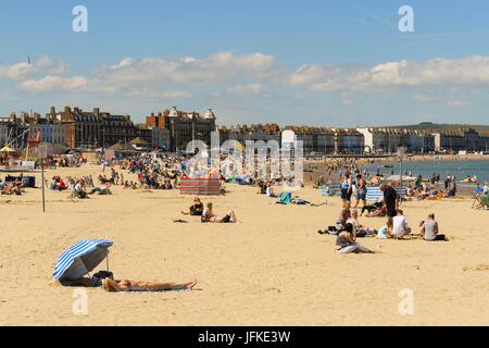 Weymouth, Dorset, UK. 1er juillet 2017. UK - baigneurs profiter d'une journée de ciel bleu et soleil chaud sur la plage à la station balnéaire de Weymouth, dans le Dorset. Crédit photo : Graham Hunt/Alamy Live News Banque D'Images