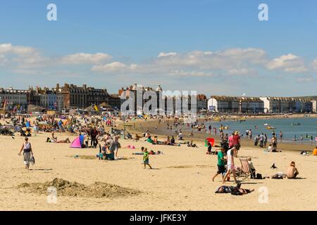 Weymouth, Dorset, UK. 1er juillet 2017. UK - baigneurs profiter d'une journée de ciel bleu et soleil chaud sur la plage à la station balnéaire de Weymouth, dans le Dorset. Crédit photo : Graham Hunt/Alamy Live News Banque D'Images