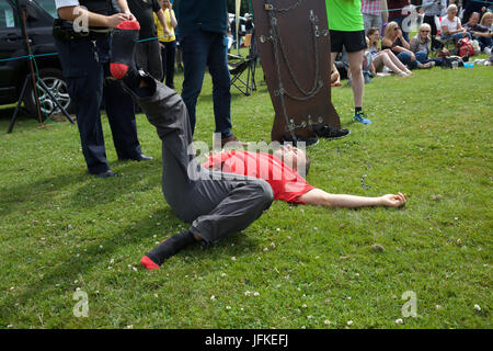 Biggin Hill, Royaume-Uni. 1er juillet 2017. Escape Artist assiste à Biggin Hill's festival annuel dans le Kent. Le festival a beaucoup de plaisir pour toute la famille avec un amusement dog show, spectacle de judo, gymnastique, danse du ventre, reptiles, fête foraine manèges, stands, classic cars, motorcycles, performing arts school et a été ouverte par le maire de Bromley, Cllr Kathy Bance MBE. Il y avait beau ciel bleu cette année après l'effondrement de l'exercice précédent en raison de fortes pluies. Credit : Keith Larby/Alamy Live News Banque D'Images