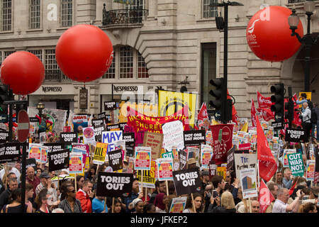 Londres, Royaume-Uni. 01 juillet, 2017. Des milliers de personnes sur la Pas un jour de plus, conservateurs de manifestation nationale dans le centre de Londres. Crédit : Sébastien Remme/Alamy Live News Banque D'Images